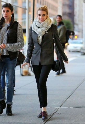 Как Emma Roberts носит Темно-серый пиджак, Черные джинсы скинни, Темно-пурпурные кожаные туфли дерби, Черная кожаная сумка через плечо