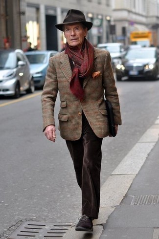 С чем носить красный шарф за 60 лет мужчине в теплую погоду в стиле смарт-кэжуал: Если этот день тебе предстоит провести в движении, сочетание коричневого шерстяного пиджака в шотландскую клетку и красного шарфа поможет создать комфортный ансамбль в расслабленном стиле. Завершив лук темно-коричневыми замшевыми туфлями дерби, можно получить неожиданный результат.