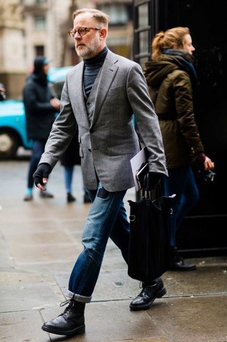 Как носить серый пиджак с синими джинсами за 50 лет мужчине осень: Дуэт серого пиджака и синих джинсов позволит реализовать в твоем ансамбле городской стиль современного мужчины. Не прочь сделать лук немного элегантнее? Тогда в качестве обуви к этому ансамблю, стоит обратить внимание на черные кожаные ботинки броги. Без сомнений, такое сочетание вещей будет выглядеть выигрышно в ласковый осенний денек.