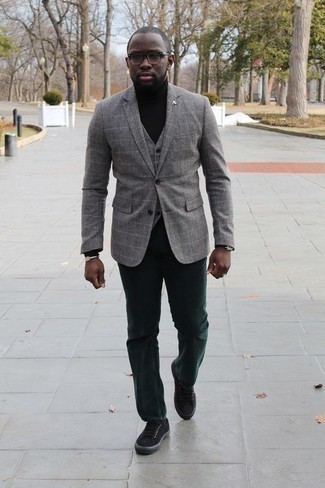 С чем носить серый пиджак в клетку мужчине: Серый пиджак в клетку в паре с темно-зелеными брюками чинос — необыденный образ для мужчин, работающих в офисе. Нравится экспериментировать? Дополни образ черными низкими кедами из плотной ткани.