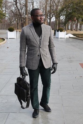 С чем носить серый жилет в 30 лет: Серый жилет выглядит прекрасно в сочетании с темно-зелеными брюками чинос. Этот лук великолепно дополнят черные низкие кеды из плотной ткани.