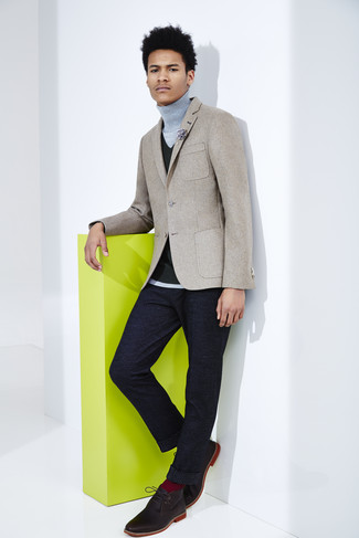 Модный лук: серый шерстяной пиджак, черный вязаный жилет, серая водолазка, темно-синие шерстяные классические брюки