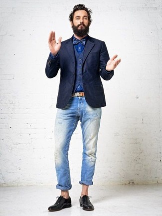 Какие джинсовые рубашки носить с темно-синим пиджаком в 30 лет мужчине осень: Фанатам стиля смарт кэжуал придется по душе сочетание темно-синего пиджака и джинсовой рубашки. Любители свежих идей могут завершить ансамбль черными кожаными оксфордами, тем самым добавив в него толику строгости. Само собой разумеется, подобный ансамбль будет замечательным вариантом в погожий осенний день.