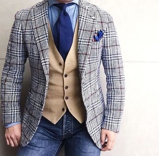 Модный лук: серый шерстяной пиджак с узором "гусиные лапки", светло-коричневый шерстяной жилет, голубая джинсовая рубашка, темно-синие джинсы