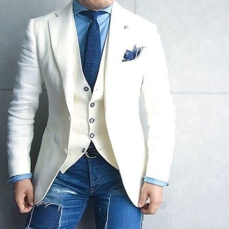 С чем носить бело-темно-синий пиджак мужчине осень: Если ты запланировал сумасшедший день, сочетание бело-темно-синего пиджака и синих рваных зауженных джинсов позволит создать функциональный образ в стиле кэжуал. Чем не идеальный ансамбль на осеннее время года?