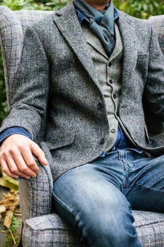 С чем носить куртку с узором "в ёлочку" мужчине: Практичное сочетание куртки с узором "в ёлочку" и синих джинсов однозначно будет привлекать внимание красивых барышень.