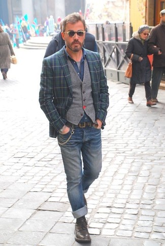Как носить темно-синий пиджак в шотландскую клетку с синими джинсами мужчине в прохладную погоду: Темно-синий пиджак в шотландскую клетку и синие джинсы — великолепный выбор, если ты ищешь расслабленный, но в то же время модный мужской лук. Хотел бы сделать образ немного элегантнее? Тогда в качестве дополнения к этому ансамблю, выбирай темно-коричневые кожаные повседневные ботинки.