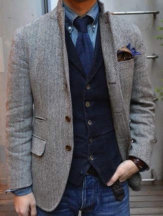 Модный лук: серый шерстяной пиджак с узором "в ёлочку", темно-синий вельветовый жилет, синяя джинсовая рубашка, синие джинсы