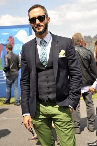 С чем носить темно-сине-зеленый галстук с "огурцами" в 30 лет мужчине в стиле смарт-кэжуал: Сочетание черного шерстяного пиджака и темно-сине-зеленого галстука с "огурцами" позволит создать модный и мужественный ансамбль.