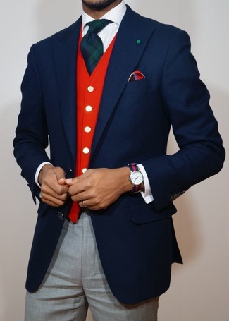 С чем носить красные часы мужчине: Если ты ценишь удобство и функциональность, темно-синий шерстяной пиджак и красные часы — хороший вариант для расслабленного повседневного мужского образа.