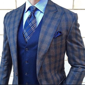 Модный лук: темно-коричневый шерстяной пиджак в клетку, синий жилет, голубая классическая рубашка в вертикальную полоску, синий галстук в шотландскую клетку
