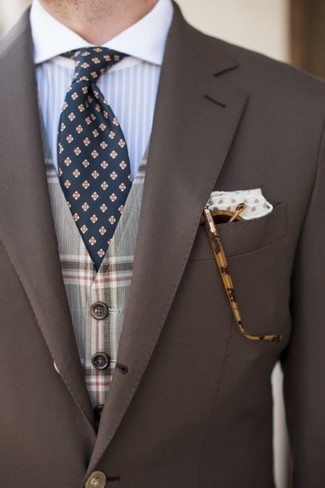 С чем носить жилет в шотландскую клетку: Жилет в шотландскую клетку и коричневый пиджак позволят создать запоминающийся мужской лук.