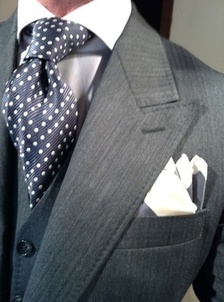 С чем носить темно-сине-белый шелковый галстук в горошек мужчине осень: Сочетание темно-серого пиджака и темно-сине-белого шелкового галстука в горошек выглядит очень модно и элегантно. Разве это не отличная задумка на тот сезон, когда термометры начинают показывать более низкую температуру?