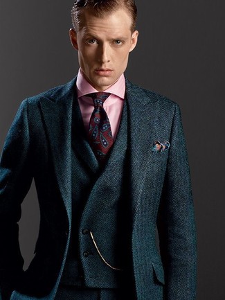 Модный лук: темно-синий шерстяной пиджак с узором "в ёлочку", темно-синий жилет с узором "в ёлочку", розовая классическая рубашка, красный галстук с "огурцами"