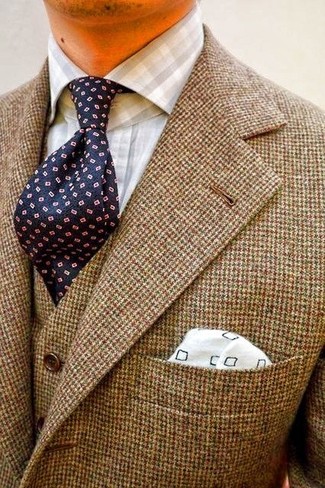 Модный лук: коричневый шерстяной пиджак, коричневый шерстяной жилет, серая классическая рубашка в мелкую клетку, темно-синий галстук в горошек
