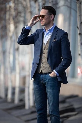 С чем носить коричневое шерстяное пальто мужчине: Несмотря на то, что это довольно-таки консервативный образ, сочетание коричневого шерстяного пальто и темно-синих джинсов является неизменным выбором современных джентльменов, неизбежно покоряя при этом сердца дам.