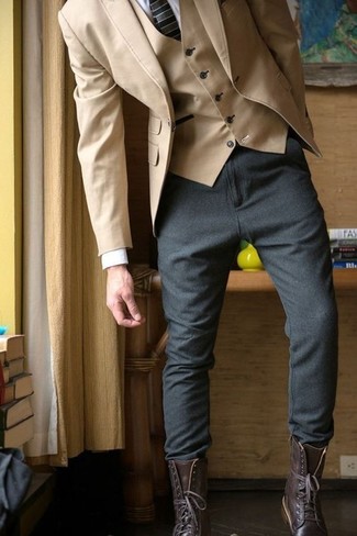 Как носить бежевый хлопковый пиджак с белой классической рубашкой мужчине осень в стиле смарт-кэжуал: Сочетание бежевого хлопкового пиджака и белой классической рубашки — замечательный пример делового городского стиля. темно-коричневые кожаные повседневные ботинки добавят ансамблю легкой небрежности и беззаботства. Разумеется, такое сочетание будет замечательным решением в ясный осенний день.