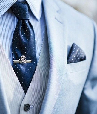 Модный лук: голубой пиджак, серый жилет в вертикальную полоску, голубая классическая рубашка в вертикальную полоску, темно-сине-белый галстук в горошек