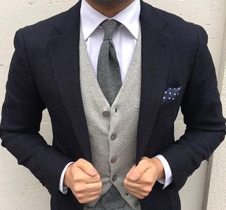 С чем носить темно-сине-белый нагрудный платок в горошек в 30 лет в теплую погоду в деловом стиле: Если в одежде ты ценишь удобство и практичность, темно-синий вязаный пиджак и темно-сине-белый нагрудный платок в горошек — великолепный выбор для расслабленного повседневного мужского образа.