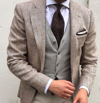 С чем носить темно-коричневый шерстяной галстук мужчине: Ансамбль из бежевого льняного пиджака и темно-коричневого шерстяного галстука выглядит очень модно и элегантно.