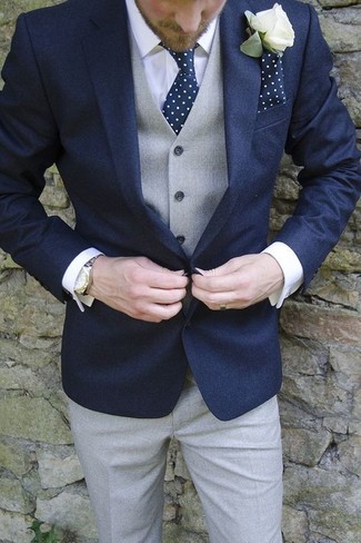 С чем носить серый жилет в теплую погоду: Серый жилет в сочетании с серыми классическими брюками поможет создать модный и в то же время утонченный образ.