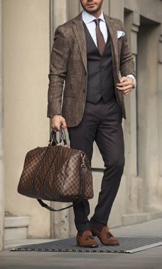 Модный лук: коричневый шерстяной пиджак, черный жилет, белая классическая рубашка, черные классические брюки