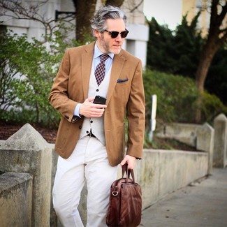 Как носить коричневый пиджак с белыми классическими брюками за 50 лет мужчине осень: Несмотря на то, что этот лук кажется довольно-таки сдержанным, дуэт коричневого пиджака и белых классических брюк является неизменным выбором стильных мужчин, неизменно покоряя при этом сердца прекрасных дам. Это классный образ, который идеально подходит для весенне-осенней погоды.