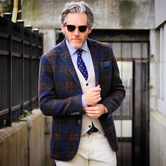 С чем носить темно-синий пиджак за 50 лет мужчине в деловом стиле: Для создания изысканного мужского вечернего лука чудесно подойдет темно-синий пиджак и бежевые классические брюки.