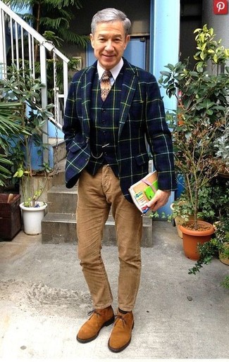 С чем носить темно-сине-зеленый пиджак в клетку за 50 лет мужчине осень в стиле смарт-кэжуал: Темно-сине-зеленый пиджак в клетку и светло-коричневые вельветовые джинсы — обязательные вещи в гардеробе молодых людей с чувством стиля. В тандеме с этим ансамблем гармонично смотрятся светло-коричневые замшевые ботинки дезерты. Без сомнений, подобный образ будет выглядеть прекрасно осенью.