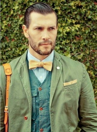 С чем носить оливковый пиджак мужчине: Комбо из оливкового пиджака и синего жилета поможет создать стильный и в то же время элегантный образ.