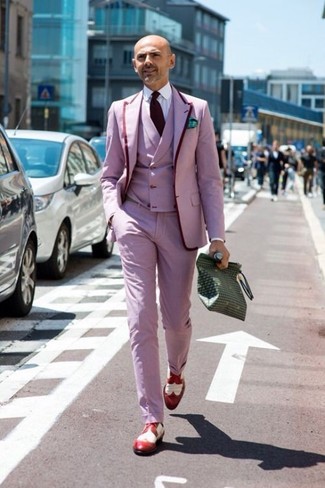 Какие жилеты носить с розовыми классическими брюками: Жилет в паре с розовыми классическими брюками позволит создать незабываемый мужской лук. Ты сможешь легко адаптировать такой ансамбль к повседневным делам, надев красными кожаными брогами.