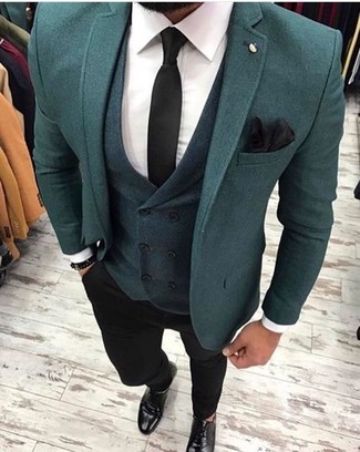 С чем носить темно-зеленую куртку мужчине осень в деловом стиле: Темно-зеленая куртка в паре с черными брюками чинос вне всякого сомнения будет привлекать взгляды прекрасных барышень. Хотел бы сделать лук немного элегантнее? Тогда в качестве дополнения к этому ансамблю, стоит выбрать черные кожаные туфли дерби. Выбирая такой лук на осень, ты несомненно будешь выглядеть на все сто.