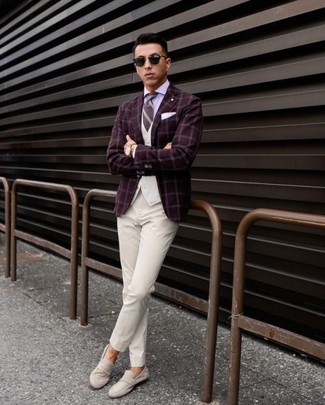 Как носить светло-фиолетовую классическую рубашку с серыми замшевыми лоферами мужчине в деловом стиле: Светло-фиолетовая классическая рубашка в сочетании с белыми классическими брюками позволит создать модный и привлекательный образ. Что касается обуви, можно отдать предпочтение функциональности и выбрать серые замшевые лоферы.