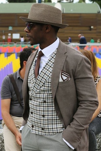 Модный лук: коричневый пиджак, коричневый жилет в мелкую клетку, белая классическая рубашка, серые классические брюки