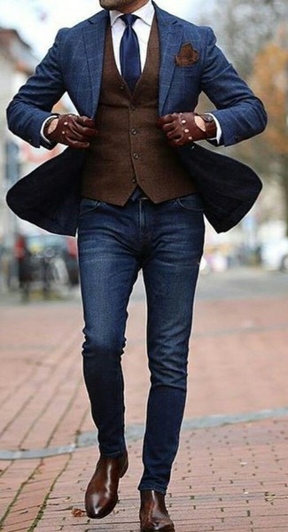 С чем носить темно-сине-зеленый пиджак в клетку в 30 лет мужчине осень в стиле смарт-кэжуал: Темно-сине-зеленый пиджак в клетку и темно-синие зауженные джинсы прекрасно впишутся в мужской лук в повседневном стиле. Хотел бы привнести сюда толику строгости? Тогда в качестве дополнения к этому ансамблю, выбери темно-коричневые кожаные ботинки челси. Нам очень симпатичен такой ансамбль на межсезонье, когда столбик термометра опускается все ниже.