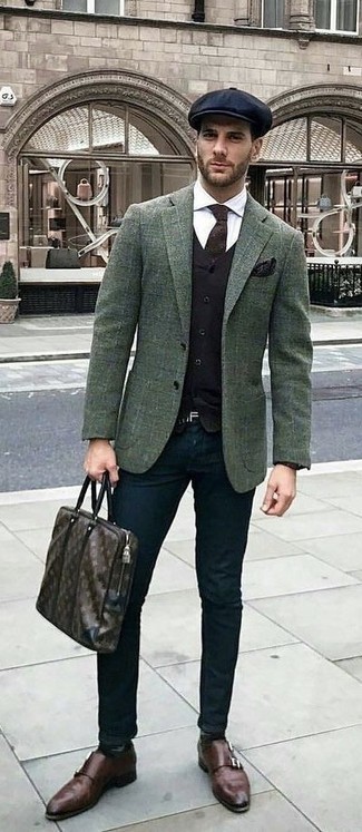 С чем носить оливковый пиджак в клетку мужчине в прохладную погоду: Оливковый пиджак в клетку будет смотреться великолепно в паре с черными брюками чинос. Что же касается обуви, можешь отдать предпочтение классическому стилю и выбрать темно-коричневые кожаные монки с двумя ремешками.