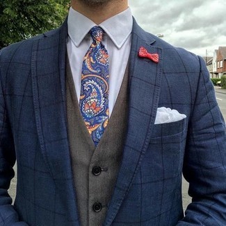 Модный лук: темно-синий пиджак в клетку, оливковый жилет, белая классическая рубашка, темно-синий галстук с "огурцами"