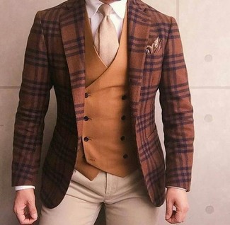 Как носить темно-коричневый шерстяной пиджак с светло-коричневыми брюками чинос в теплую погоду в деловом стиле: Если ты принадлежишь к той немногочисленной категории джентльменов, способных неплохо разбираться в модных тенденциях, тебе понравится образ из темно-коричневого шерстяного пиджака и светло-коричневых брюк чинос.