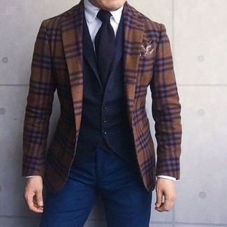 Модный лук: коричневый шерстяной пиджак в шотландскую клетку, черный шерстяной жилет, белая классическая рубашка, темно-синие брюки чинос