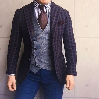 С чем носить темно-серый жилет в шотландскую клетку в 30 лет: Темно-серый жилет в шотландскую клетку и темно-синие классические брюки — отличный пример изысканного мужского стиля.