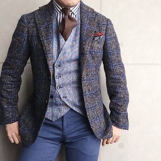 С чем носить голубой жилет в 30 лет: Сочетание голубого жилета и темно-синих классических брюк позволит создать стильный и в то же время утонченный лук.