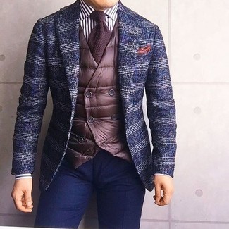 С чем носить коричневый вязаный галстук за 40 лет мужчине: Темно-синий шерстяной пиджак в шотландскую клетку в паре с коричневым вязаным галстуком — замечательный пример изысканного мужского стиля.