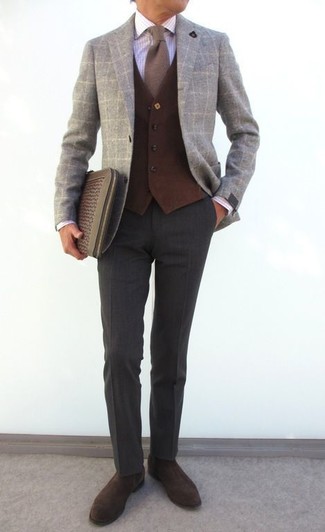 С чем носить коричневый вязаный галстук за 40 лет мужчине: Серый шерстяной пиджак в клетку в сочетании с коричневым вязаным галстуком позволит составить незабываемый мужской лук. Пара темно-коричневых замшевых ботинок челси идеально гармонирует с остальными вещами из лука.