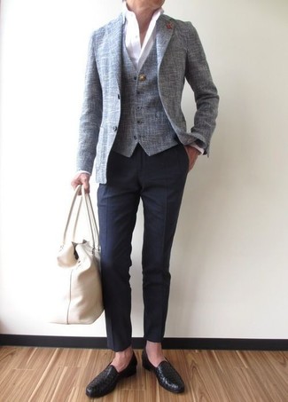 Модный лук: серый пиджак, серый жилет, белая классическая рубашка, темно-синие классические брюки