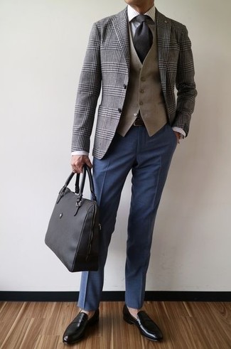 С чем носить пиджак в шотландскую клетку за 40 лет мужчине: Комбо из пиджака в шотландскую клетку и темно-синих классических брюк поможет создать модный и привлекательный ансамбль. В паре с этим образом выигрышно выглядят черные кожаные лоферы.