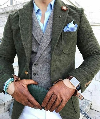 Как носить серый шерстяной жилет с темно-зеленым шерстяным пиджаком: Комбо из темно-зеленого шерстяного пиджака и серого шерстяного жилета позволит создать стильный классический лук.