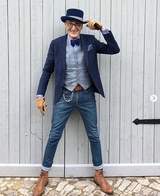 С чем носить классические ботинки за 60 лет мужчине: Создав образ из темно-синего пиджака и синих зауженных джинсов, можно спокойно отправляться на свидание с возлюбленной или мероприятие с коллегами в непринужденной обстановке. И почему бы не привнести в этот образ на каждый день толику изысканности с помощью классических ботинок?