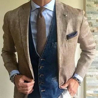 Как носить голубую классическую рубашку с светло-коричневым пиджаком в 30 лет мужчине осень: Светло-коричневый пиджак и голубая классическая рубашка — отличный образ для выхода в свет. Нечего и говорить, такое сочетание одежды будет великолепной идеей в весенне-осенний период.