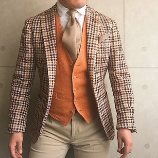 С чем носить оранжевый шерстяной жилет: Оранжевый шерстяной жилет и бежевые классические брюки — это один из тех мужских ансамблей, от которого у дам просто захватывает дух.