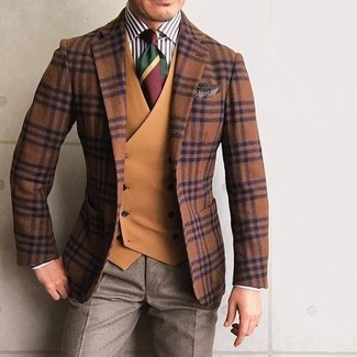 С чем носить табачный шерстяной пиджак в шотландскую клетку мужчине: Комбо из табачного шерстяного пиджака в шотландскую клетку и коричневых классических брюк поможет создать стильный и изысканный образ.